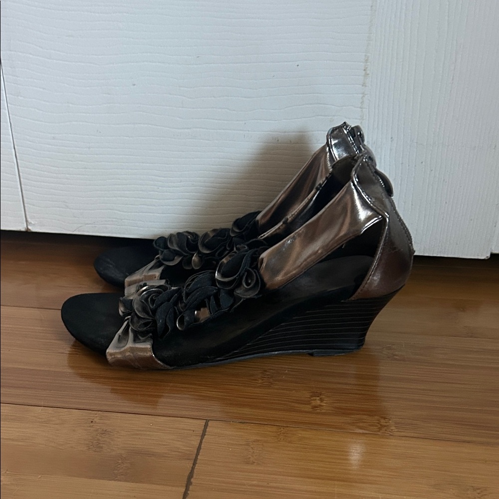 Chic Black and Silver Women's Sandals - Picture 2 of 3